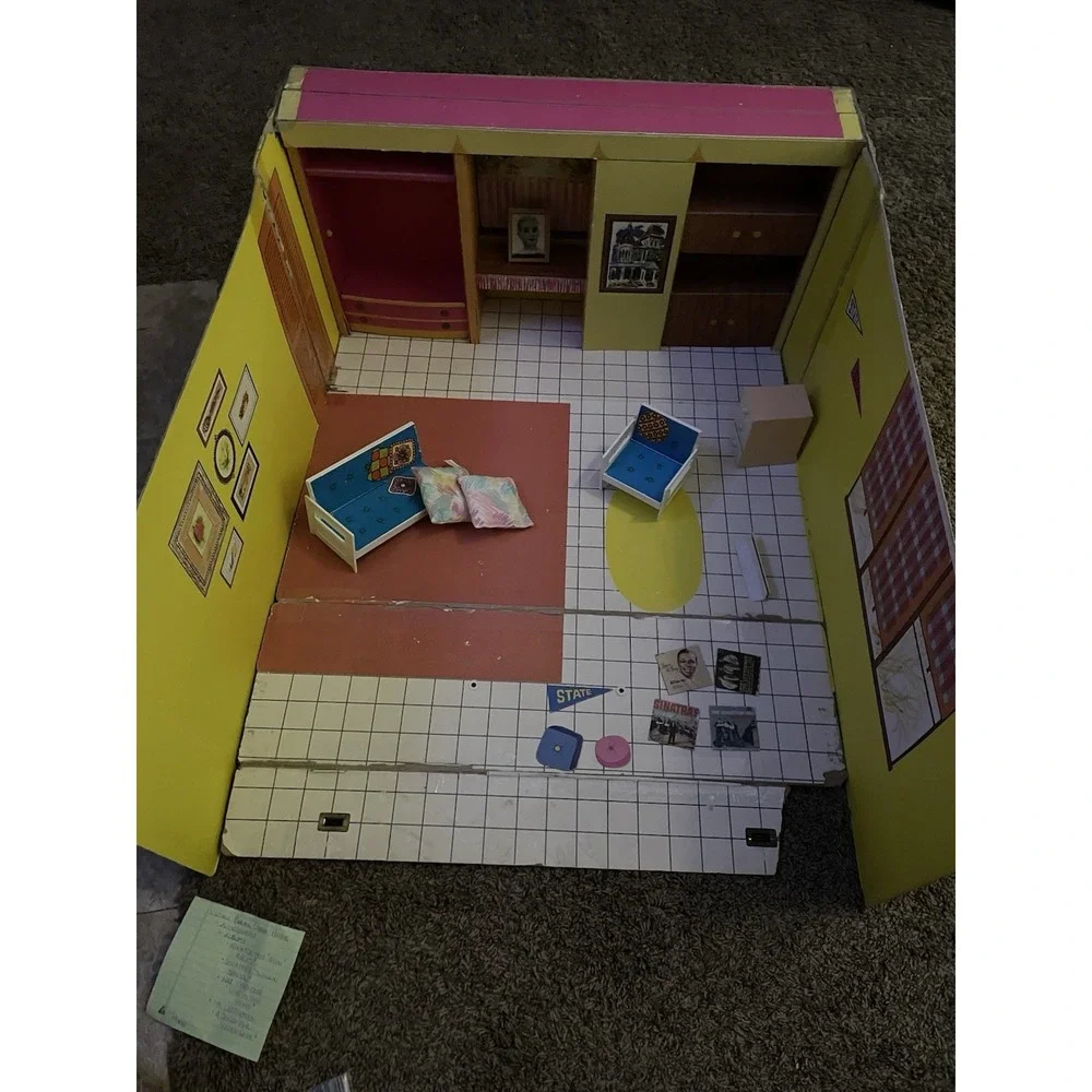 1962 Mattel Barbie Dream House With Furniture / Vinyls/ Pennant/ Photo- Fold‎ Up